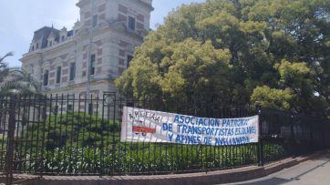 Quinto día de acampe de los transportistas escolares frente a Gobernación: 