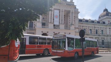 Quinto día de acampe de los transportistas escolares frente a Gobernación: 