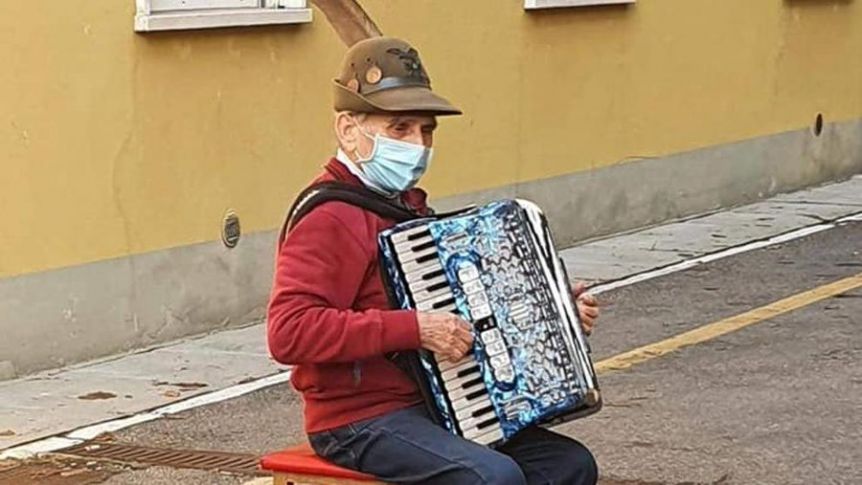 Decidió hacerle un concierto a su esposa en la ventana del hospital
