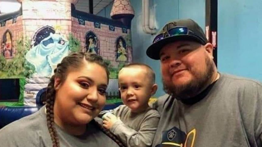Conmovedora historia del niño de cuatro años que quedó huérfano tras perder a sus padres por Covid