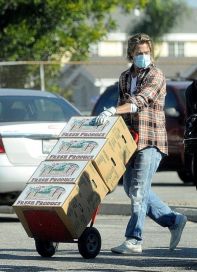 Brad Pitt repartió alimentos a los más necesitados y fue tendencia en las redes