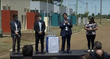 Con alcaldes propios y ajenos, Kicillof entregó viviendas y no faltaron críticas a la oposición