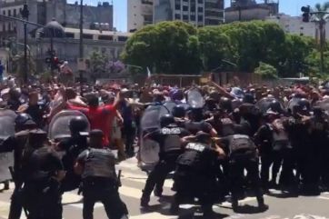 Por los incidentes afuera y en el interior de la Rosada, terminó el velatorio de Maradona