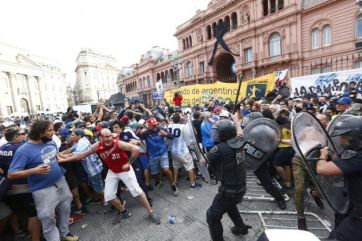 Por los incidentes afuera y en el interior de la Rosada, terminó el velatorio de Maradona