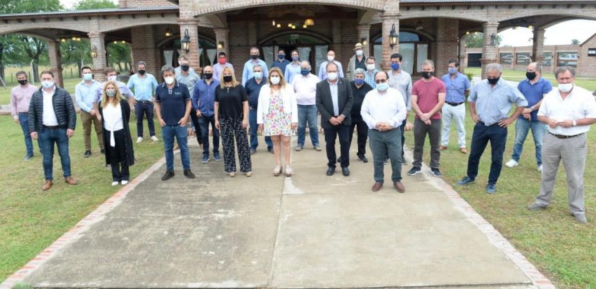 Manes se sumó a una cumbre radical y Abad gana terreno en la oposición