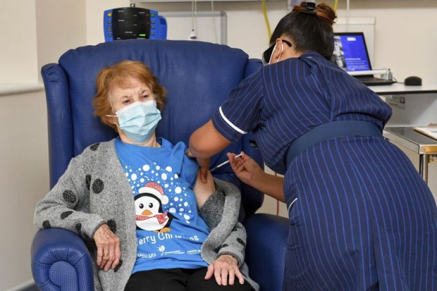 Con 90 años se convirtió en la primera mujer en el mundo en ser vacunada contra el Covid-19
