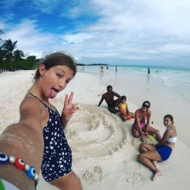 Se conocieron las fotos del viaje familiar en México de Mica Viciconte, Fabián Cubero y sus hijas