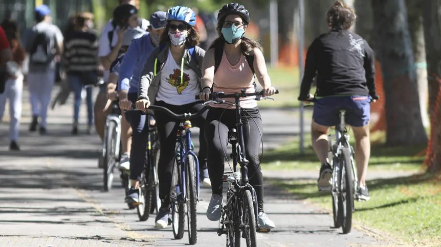 Los casos diarios volvieron a pegar el salto y superaron los 13 mil