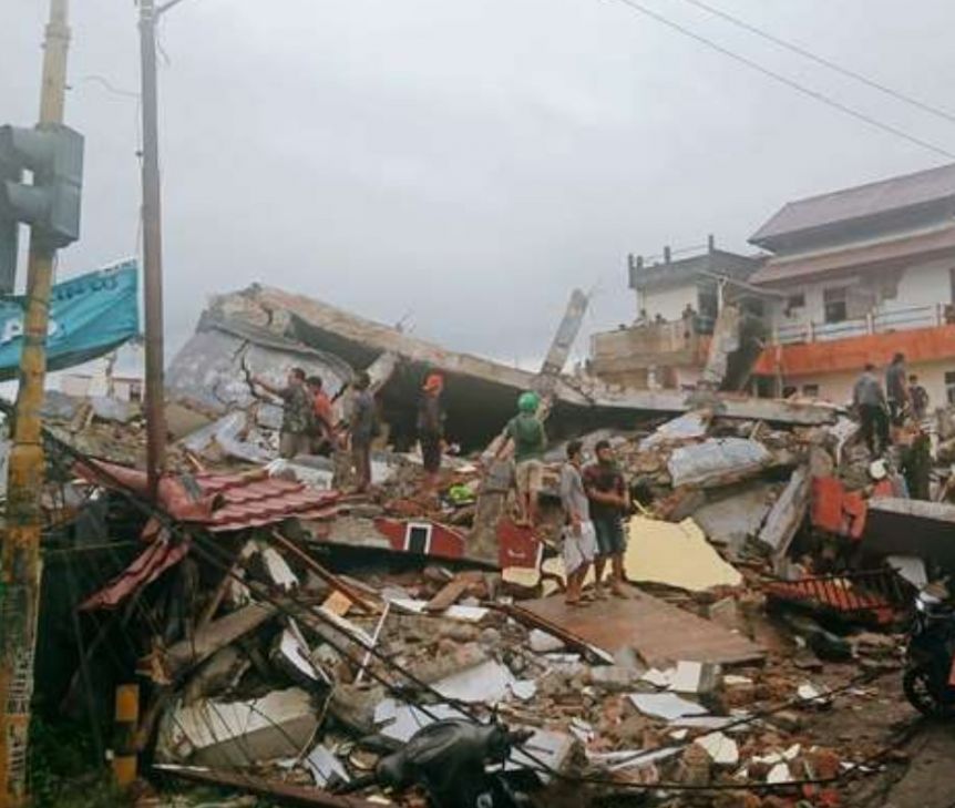 Confirman más de 30 muertos y cientos de heridos por el terremoto en Indonesia