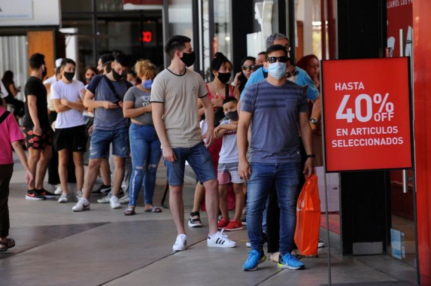 Los positivos de coronavirus bajaron la barrera de 10 mil