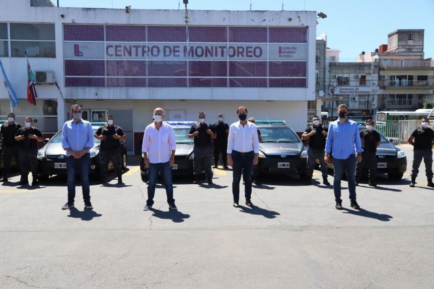 Foto Grindetti-Santilli: la Ciudad le donó cinco móviles a la nueva patrulla de Lanús