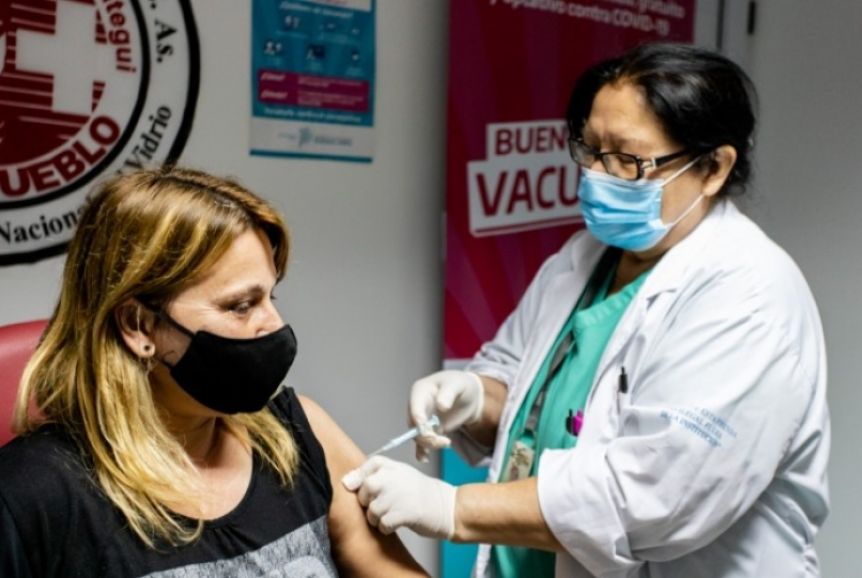Provincia apura los tiempos y empieza a vacunar docentes con factores de riesgo