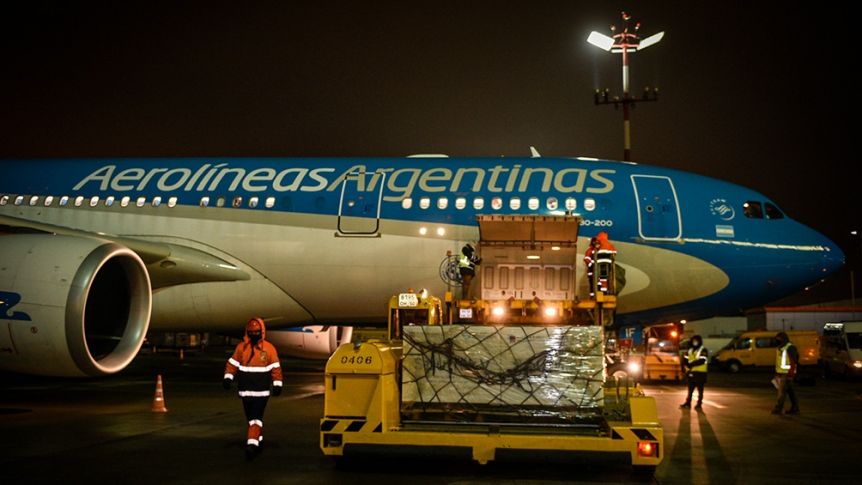 Se va otro avión en busca de vacunas