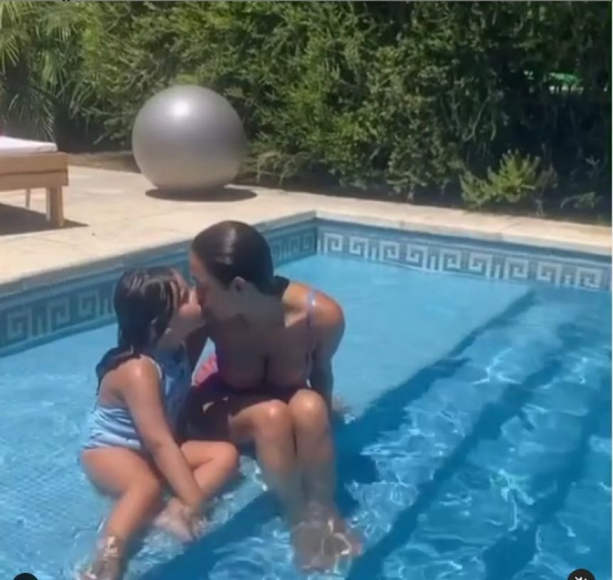 Floppy Tesouro fue cuestionada por besar en la boca a su hija