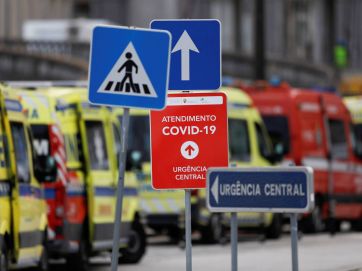 En Portugal los hospitales están saturados y atienden a los pacientes con Covid en las ambulancias