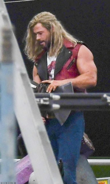 Circularon las primeras imágenes de Chris Hemsworth en escena y se mostró cómo lucirá Thor