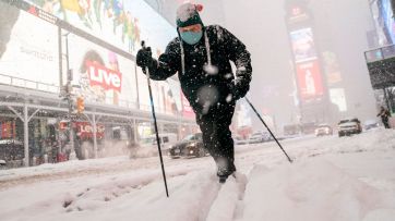 La nieve azota el noroeste de Estados Unidos y cierran centros de vacunación