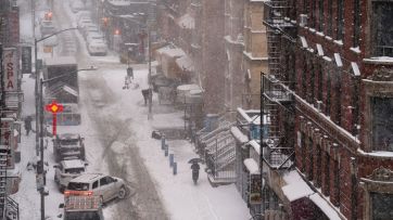 La nieve azota el noroeste de Estados Unidos y cierran centros de vacunación