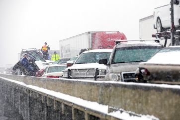 Autopista congelada e impactante choque en cadena