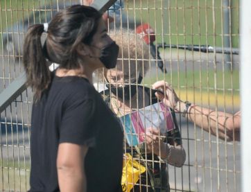 Un partido de fútbol generó idas y vueltas con la vacunación de adultos mayores