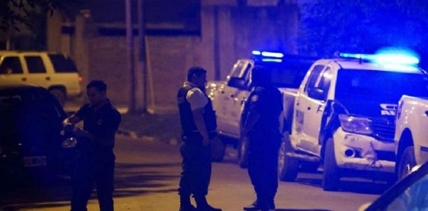 Encontraron a una mujer con un balazo dentro de un auto