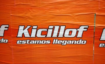 Afiches de Kicillof en La Plata con tono sciolista