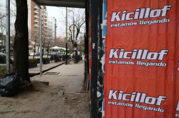Afiches de Kicillof en La Plata con tono sciolista