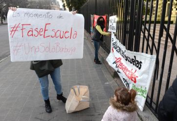 Otra vigilia en la puerta de la Gobernación por el regreso de clases presenciales tras el receso