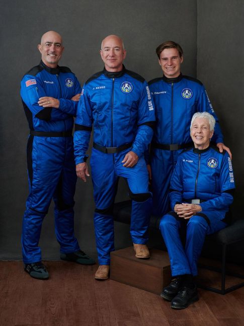 El empresario Jeff Bezos viaja al espacio junto a tres personas para cumplir su sueño