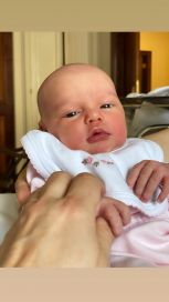 Pampita mostró la primera foto de su hija Ana