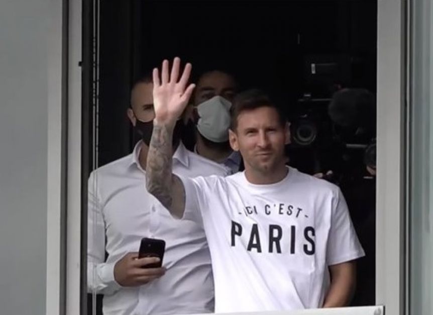 Messi llegó a París y saludó a los hinchas