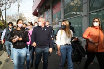 Los precandidatos continuaron la campaña en La Plata, conurbano y el interior