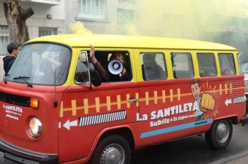 Entre la algarabía, el color y cuestionamientos, Santilli cerró su campaña en La Plata
