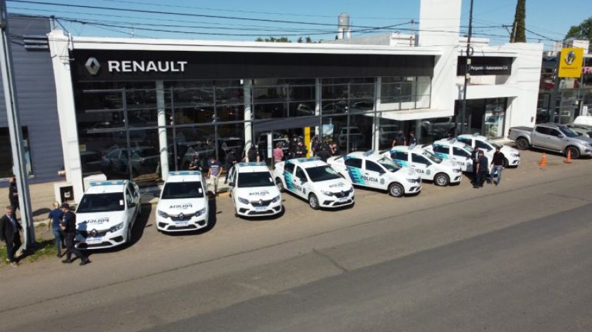 Municipio PRO entrega 13 vehículos nuevos a la Policía