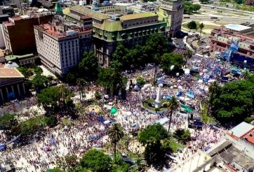 Acompañado por su gabinete, Kicillof se sumó al acto de celebración del Día de la Lealtad