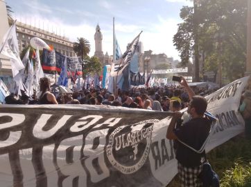 Acompañado por su gabinete, Kicillof se sumó al acto de celebración del Día de la Lealtad