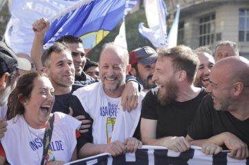 Acompañado por su gabinete, Kicillof se sumó al acto de celebración del Día de la Lealtad