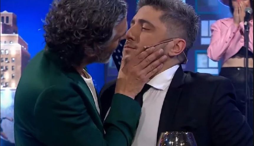 Jey Mammon a los besos con Leo Sbaraglia