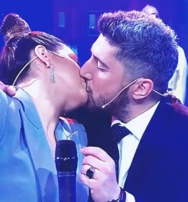 El beso apasionado entre  Natalie Pérez y Jey Mammón en vivo