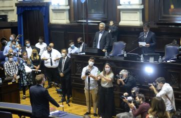 Ovaciones, una bandera gigante y los nuevos juramentos: el color de la jura de Diputados