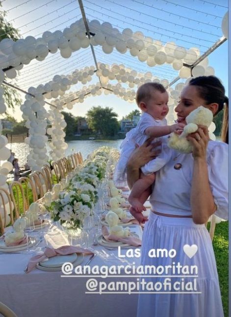 Pampita compartió imágenes del bautismo de su hija Ana