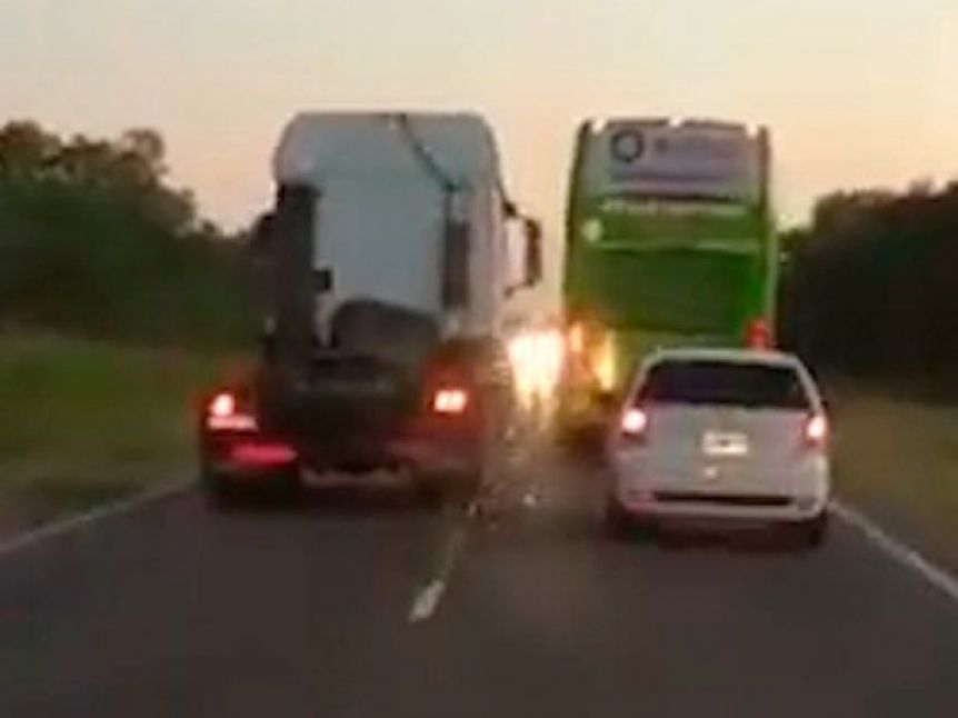 Impresionante video: camionero casi causa una tragedia en la ruta 11
