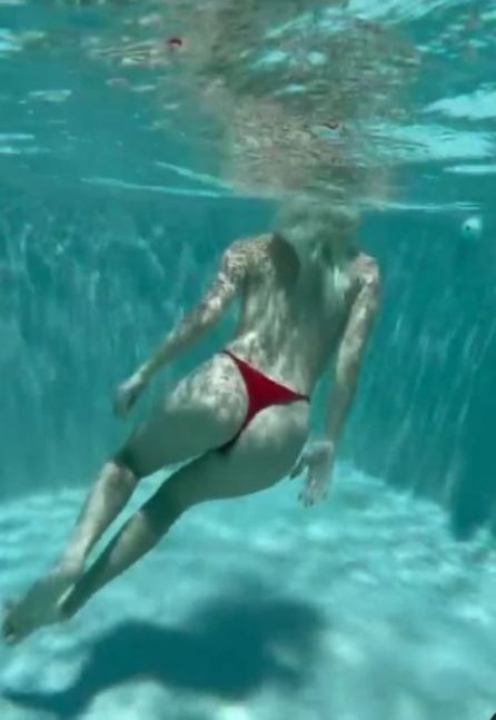 Lali Espósito se mostró nadando en topless por su piscina