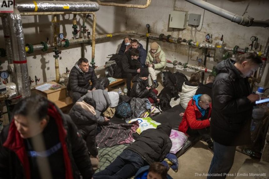 Crece el avance ruso en Ucrania y cientos de familias se refugian de los bombardeos