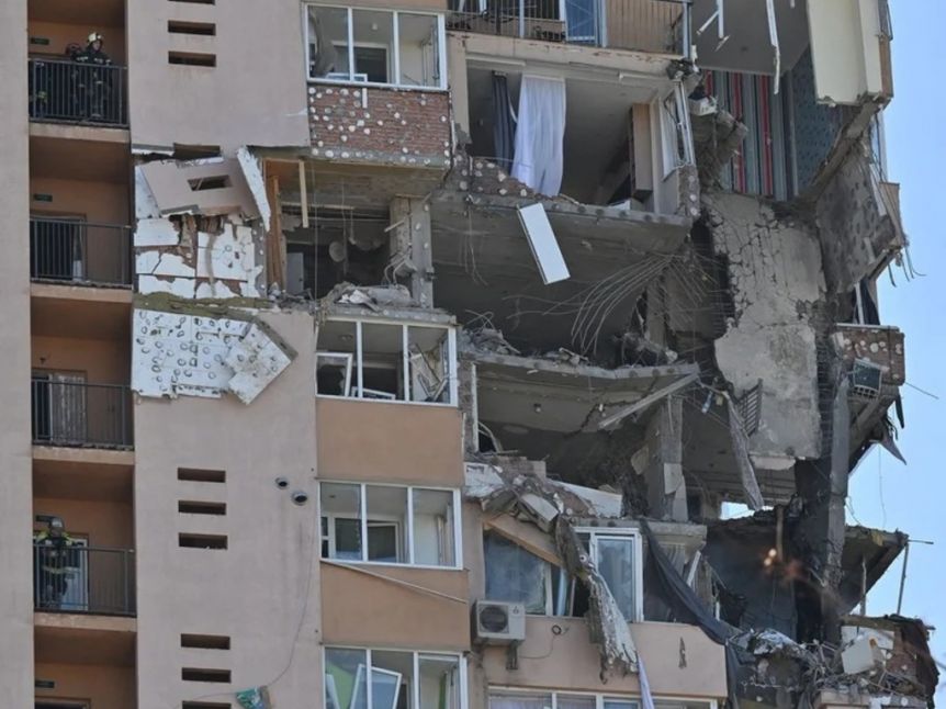 El momento en que un misil impacta contra un edificio residencial en Kiev