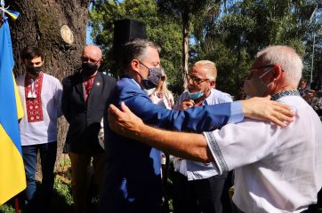 Fernando Gray con la colectividad ucraniana en la apertura de sesiones