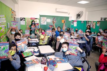 Espinoza entregó más de 1 millón de libros y manuales a estudiantes y docentes