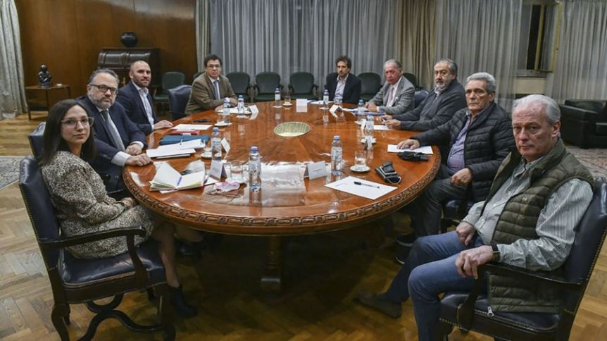 Acorralado por la inflación, el Gobierno se recuesta sobre los gremios