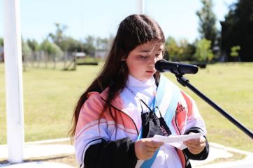 En Cañuelas, Marisa Fassi inauguró la escultura de un veterano de Malvinas