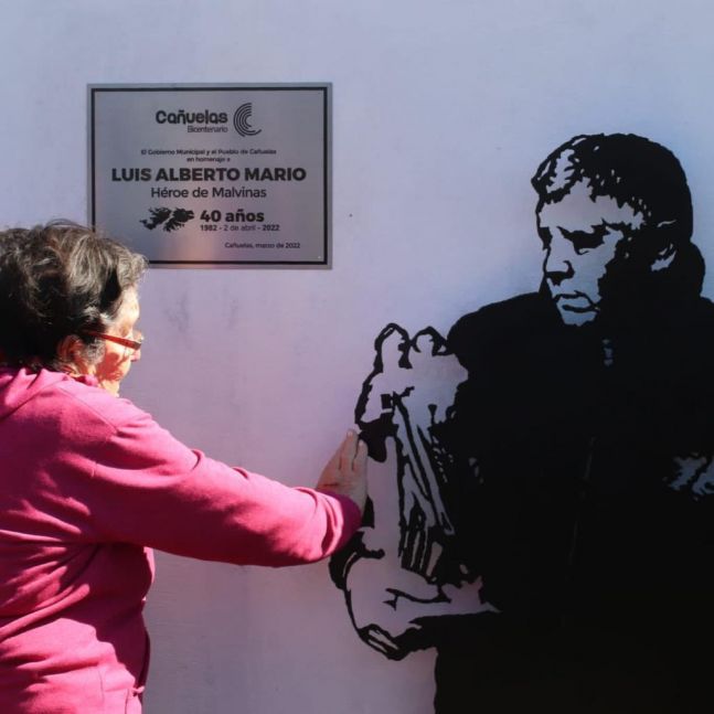 En Cañuelas, Marisa Fassi inauguró la escultura de un veterano de Malvinas